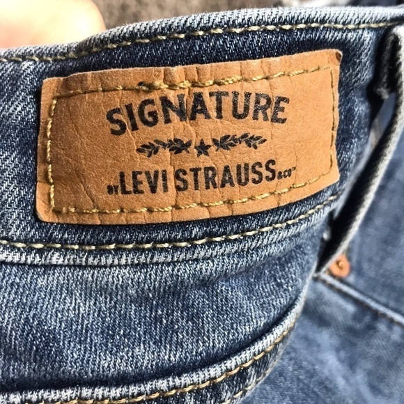 Levi High-Rise Raw Hem Shorts Waist 28 - Picture 9 of 11